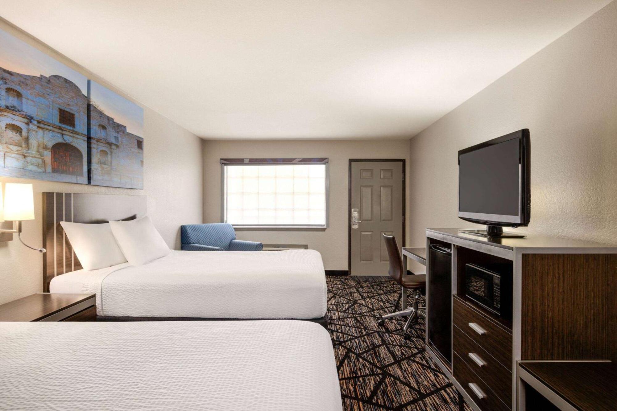 Days Inn By Wyndham San Antonio Near Fiesta Park Exterior photo