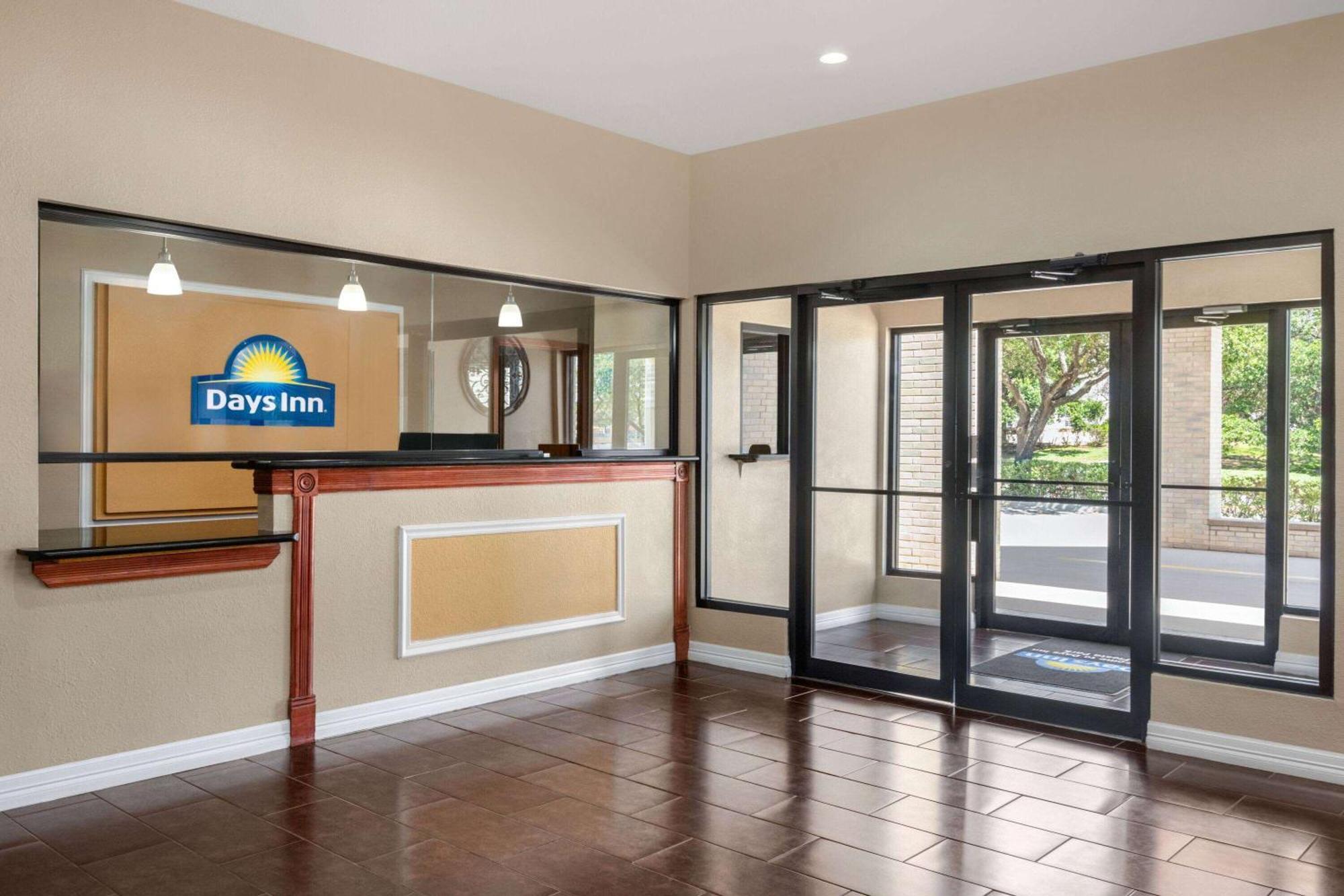 Days Inn By Wyndham San Antonio Near Fiesta Park Exterior photo